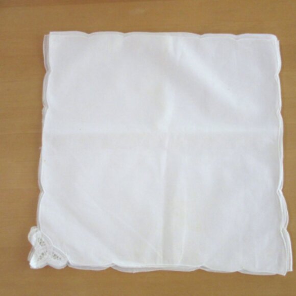 Off white linen & cotton cloth napkins with scalloped edge and corner lace trim - Picture 3 of 6
